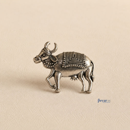 pevar925 handcrafted oxidized sterling silver ring featuring a detailed sculptural cow motif with antique engravings.